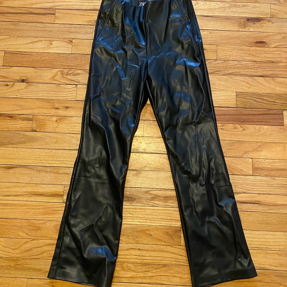Zara side zip leather pants. Color: Black Medium size